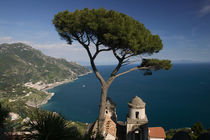 Ravello: View of the Amalfi Coastline from Villa Rufolo von Danita Delimont