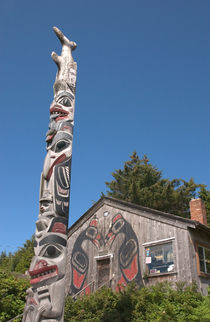 Haida totem pole and tourist shop von Danita Delimont