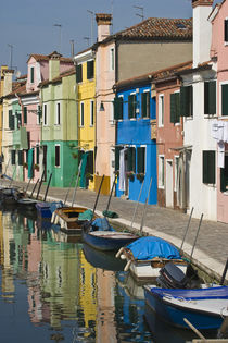 Multicolored houses along the canal von Danita Delimont