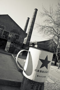Dashanzi 798 Art District- Factory Area converted to Arts District- Large Cup with Red Star outside cafe von Danita Delimont
