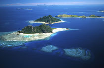 Mamanuca Islands (front left to distant right) Fiji - aerial von Danita Delimont