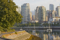 Cyclist along the Seawall Trail in downtown Vancouver British Columbia von Danita Delimont