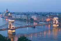 Parliament & Danube River from Castle Hill / Evening von Danita Delimont