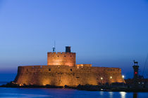 Rhodes Town: Lighthouse of Agios Nikolaos / Mandraki Harbor / Dawn von Danita Delimont