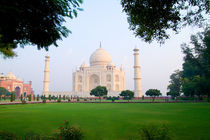 Taj Mahal at sunrise one of the wonders of the world in Agra India von Danita Delimont