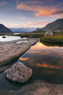 Sunrise in Glacier Gorge on a peaceful mountain pond von Danita Delimont