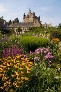 Beautiful gardens and famous castle in Scotland called the Cawdor Castle in Cawdor Scotland von Danita Delimont