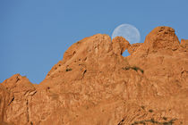 A full moon sets behind the Kissing Camels sandstone formation von Danita Delimont