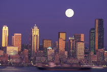 Seattle Seattle skyline with full moon von Danita Delimont