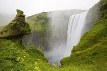 Skogarfoss Waterfall plunges over a volcanic cliff von Danita Delimont