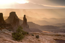 View of Washer Woman and Mesa Arch at sunrise von Danita Delimont