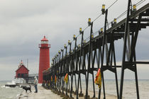 Grand Haven: Grand Haven Lighthouse / Early Winter Storm von Danita Delimont