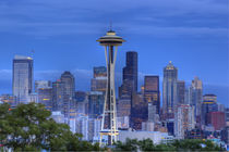 Seattle skyline with moon rising from Kerry Park von Danita Delimont