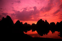 Beautiful color at sunset of limestone mountains in Guilin von Danita Delimont