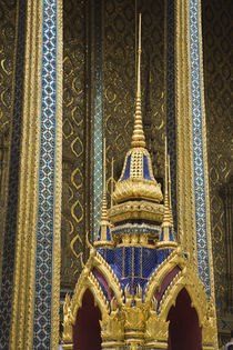 Details of ornately decorated temple of Wat Phra Kaeo von Danita Delimont