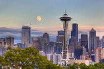 Seattle skyline with moon rising from Kerry Park von Danita Delimont