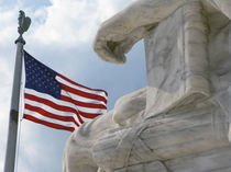A flag and statue in front of the United States Supreme Court building von Danita Delimont
