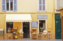 A market street in the old town with a shop selling various flea market things Sanary Var Cote d'Azur France von Danita Delimont