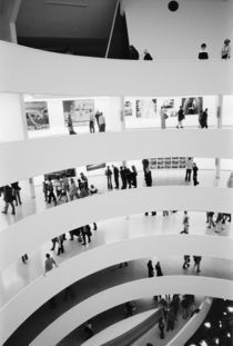 New York City: The Guggenheim Museum Crowded Gallery View von Danita Delimont