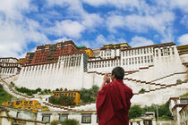 Tibetan monk with Potala Palace (MR) von Danita Delimont