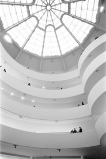 New York City: The Guggenheim Museum View looking Up von Danita Delimont