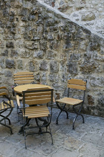 Montenegro-Budva:Budva Old Town / Stari Grad- Cafe Table and Chairs von Danita Delimont