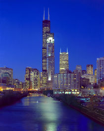 Skyline at night with Chicago River and Sears Tower von Danita Delimont