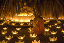 Monks lighting khom loy candles and lanterns for Loi Krathong festival von Danita Delimont