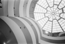 New York City: The Guggenheim Museum View looking Up von Danita Delimont