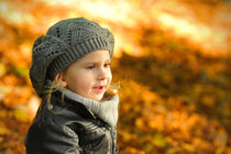 Little girl in autumn leaves scenery at sunset von Waldek Dabrowski