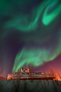 'steamboat under northern lights (Aurora borealis)' von Priska  Wettstein