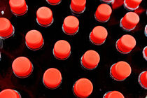 Bottles red caps von Sami Sarkis Photography