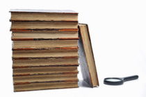 Ancient books and magnifying glass von Sami Sarkis Photography