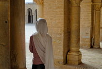 Wman wearing veil inside Kairouan Great Mosque von Sami Sarkis Photography