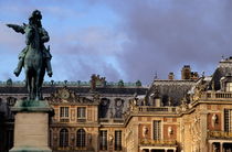 Versailles Palace's courtyard with King Louis 14th statue von Sami Sarkis Photography