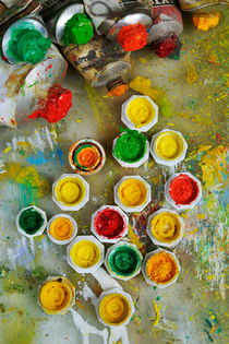 Bunch of opened paint tubes on palette von Sami Sarkis Photography
