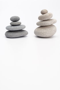 Two stacks of white and gray pebbles von Sami Sarkis Photography