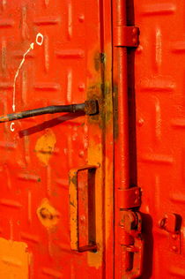 Container's red locked door at harbor von Sami Sarkis Photography