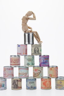 Depressed mannequin on tin cans pyramid von Sami Sarkis Photography