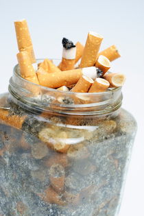 Jar overflowing with cigarette butts von Sami Sarkis Photography