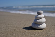 Stack of pebbles on beach von Sami Sarkis Photography