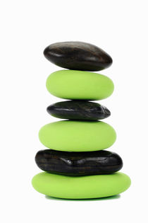 Stack of green and black pebbles by alternance von Sami Sarkis Photography