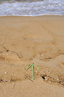 Plastic arrow on beach by water's edge von Sami Sarkis Photography