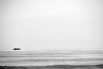 Boat on horizon line von Sami Sarkis Photography