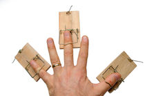 Man's hand with three mousetraps on fingers von Sami Sarkis Photography