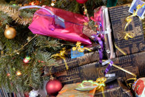 Gift wrapped presents under Christmas tree von Sami Sarkis Photography