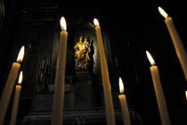 Virgin Mary with Infant by candles in church von Sami Sarkis Photography