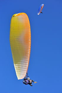 Paragliders flying in tandem von Sami Sarkis Photography
