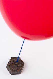 Balloon tied to weight von Sami Sarkis Photography