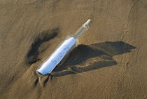 SOS message in bottle in sand von Sami Sarkis Photography